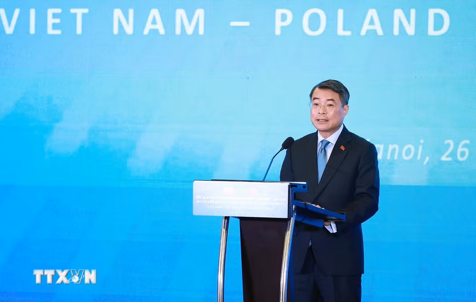Thủ tướng Lê Minh Hưng phát biểu tại Hội nghị bàn tròn doanh nghiệp Việt Nam-Ba Lan. (Ảnh: Dương Giang/TTXVN)
