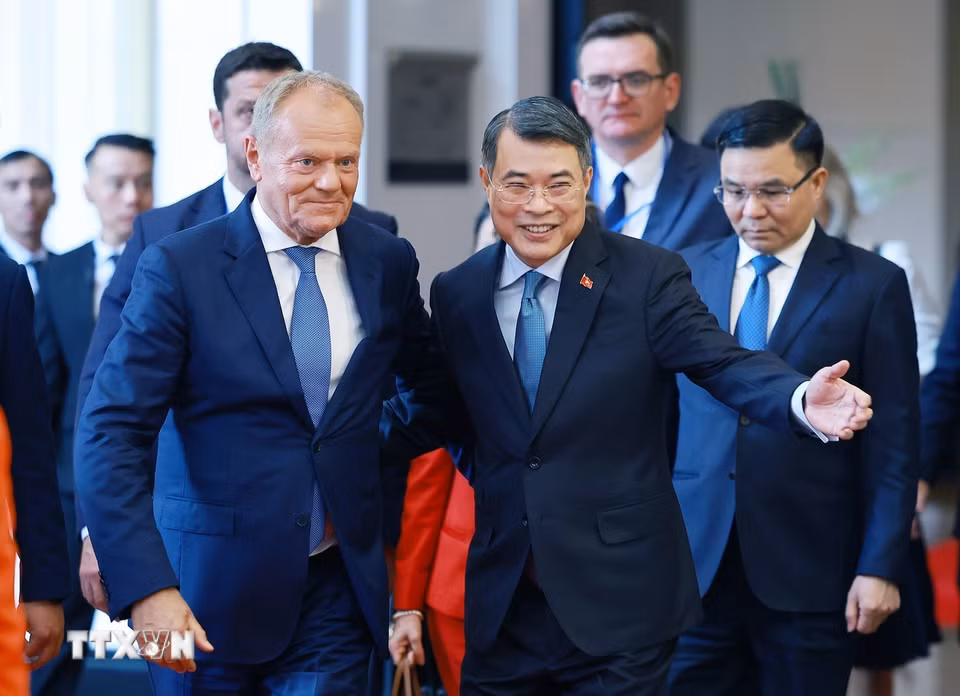 Thủ tướng Lê Minh Hưng và Thủ tướng Cộng hòa Ba Lan Donald Tusk đến dự Hội nghị bàn tròn doanh nghiệp Việt Nam-Ba Lan. (Ảnh: Dương Giang/TTXVN)