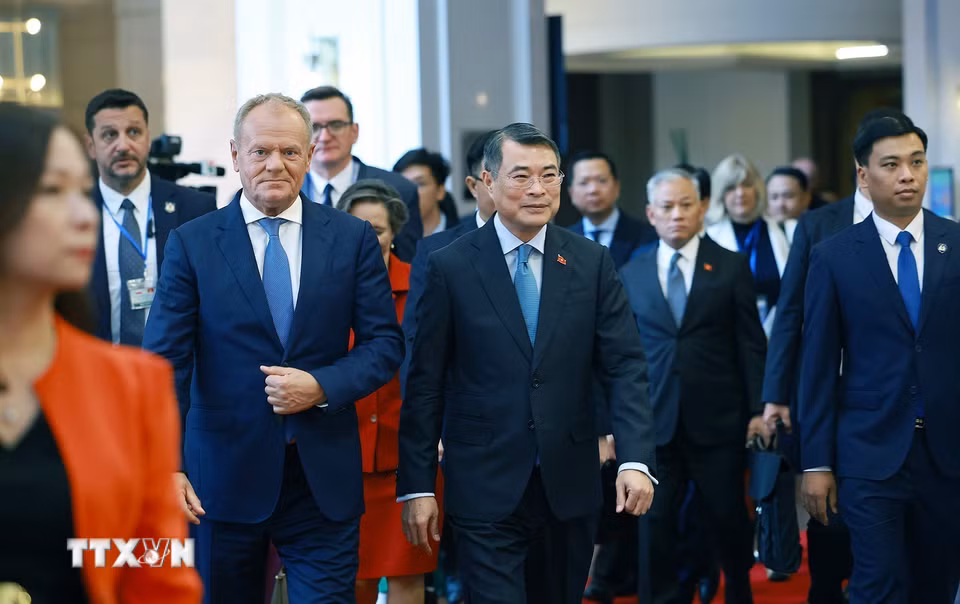 Thủ tướng Lê Minh Hưng và Thủ tướng Cộng hòa Ba Lan Donald Tusk đến dự Hội nghị bàn tròn doanh nghiệp Việt Nam-Ba Lan. (Ảnh: Dương Giang/TTXVN)