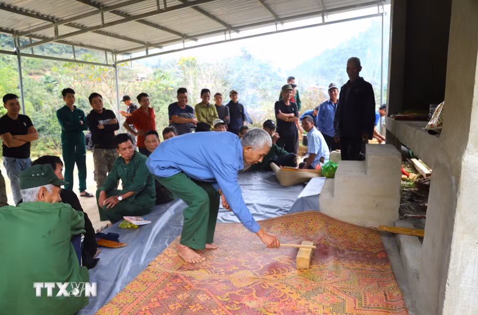 Lễ đền (cúng bản) của đồng bào Thái miền núi phía Tây tỉnh Nghệ An diễn ra với nhiều nghi thức mang đậm nét văn hóa độc đáo của người dân bản địa. (Ảnh: Xuân Tiến/TTXVN)
