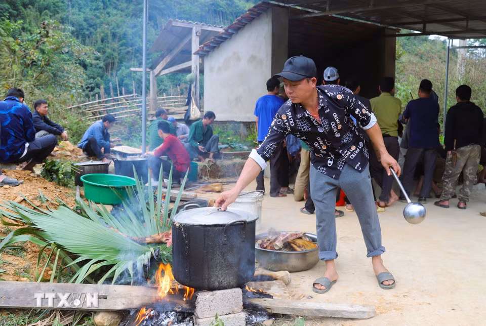Điều đặc biệt, độc đáo ở lễ đền (cúng bản) dịp cuối năm của đồng bào Thái miền núi phía Tây tỉnh Nghệ An là không có sự tham gia của phụ nữ. Mọi hoạt động diễn ra trong lễ cúng bản đều do đàn ông trong bản thực hiện. (Ảnh: Xuân Tiến/TTXVN)