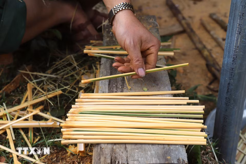 Những đôi đũa tre vừa vót xong, chuẩn bị mang đi bày biện trên mâm cỗ dâng cúng thần linh, tổ tiên, thổ địa tại lễ cúng bản (lễ đền). (Ảnh: Xuân Tiến/TTXVN)