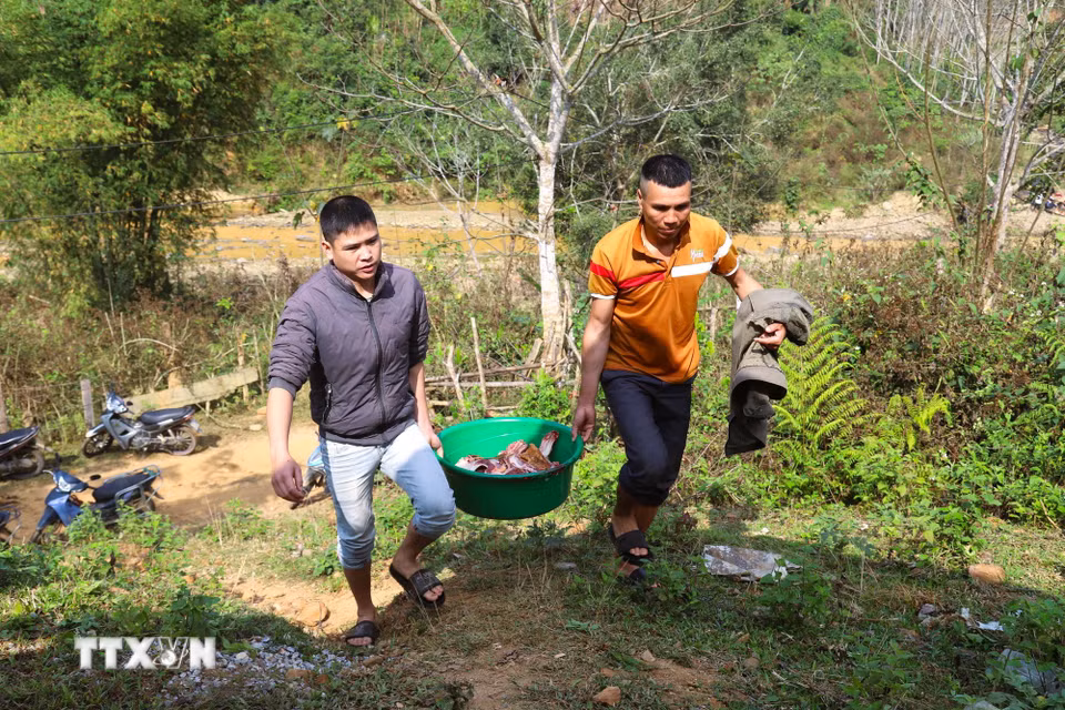 Mang thịt bò đi chế biến, nấu chín làm món ăn dâng cúng tại lễ đền. (Ảnh: Xuân Tiến/TTXVN)