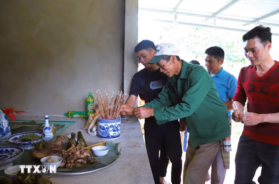 Người dân dâng hương tại lễ đền (cúng bản) để cầu mong những điều tốt đẹp nhất để với bản thân, gia đình, cộng đồng bản làng trong một năm mới. (Ảnh: Xuân Tiến/TTXVN)