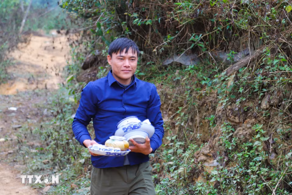 Sau một năm, những đồ thờ cúng, tế lễ tại ngôi đền nhỏ của bản phải được người uy tín trong bản mang đi rửa sạch bằng nước suối vào sáng sớm trước khi mang đi bày biện bên trong không gian thờ cúng tại đền. (Ảnh: Xuân Tiến/TTXVN)