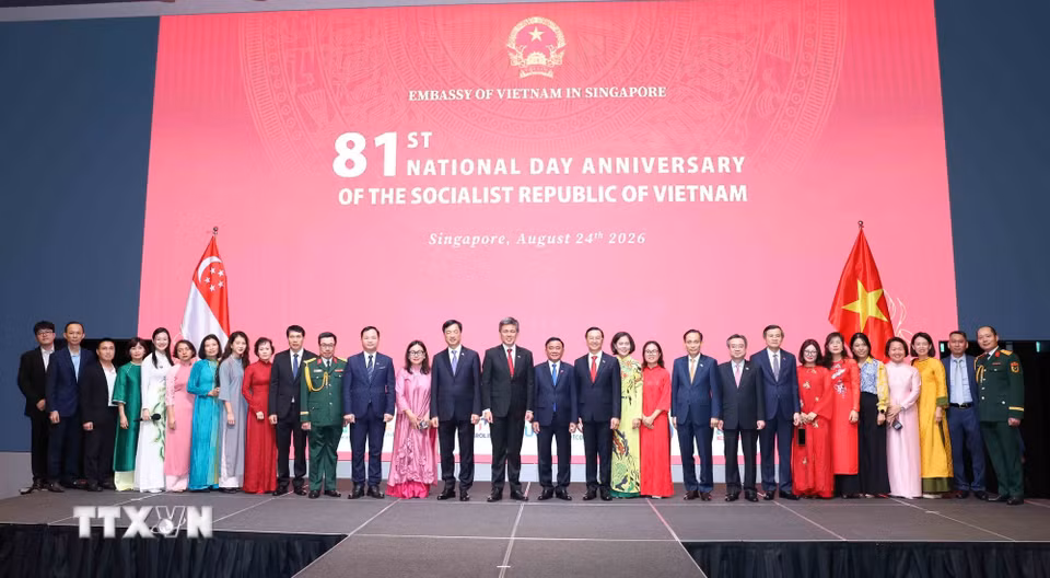 Thường trực Ban Bí thư Trần Cẩm Tú cùng cán bộ, nhân viên Đại sứ quán Việt Nam tại Singapore. (Ảnh: Phương Hoa/TTXVN)