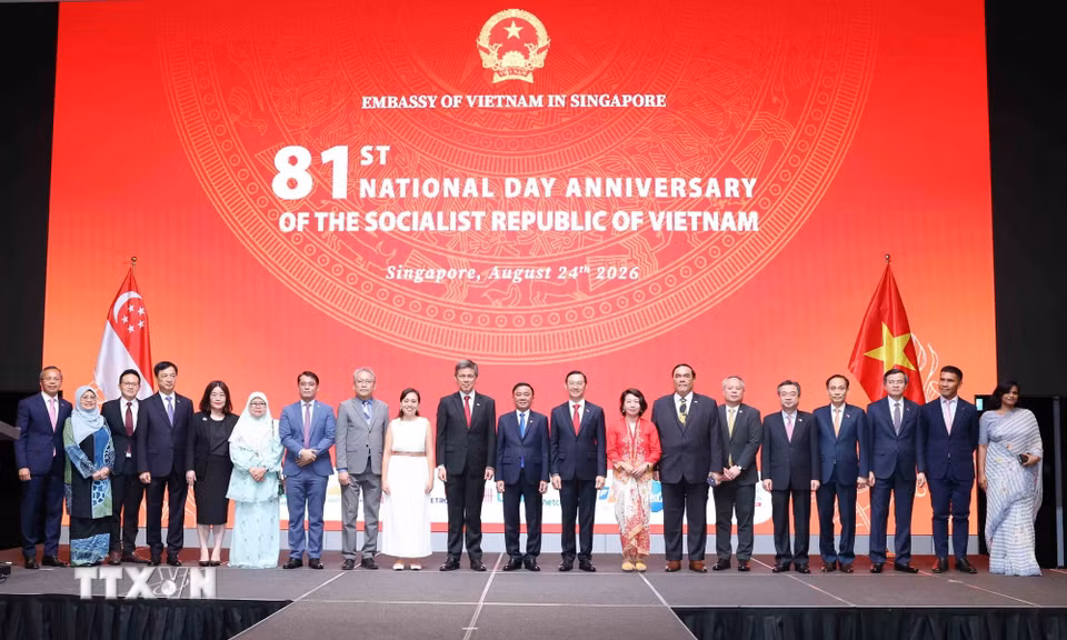 Thường trực Ban Bí thư Trần Cẩm Tú cùng Phó Tổng Thư ký Đảng Hành động Nhân dân Singapore, Bộ trưởng Quốc phòng kiêm Bộ trưởng Điều phối dịch vụ công Chan Chun Sing và Đại sứ các nước tại Lễ kỷ niệm. (Ảnh: Phương Hoa/TTXVN)