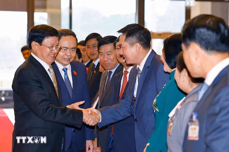 Chủ tịch Quốc hội Trần Thanh Mẫn và đoàn đại biểu Việt Nam đón Tổng Bí thư, Chủ tịch nước Lào Thongloun Sisoulith. (Ảnh: Doãn Tấn/TTXVN)