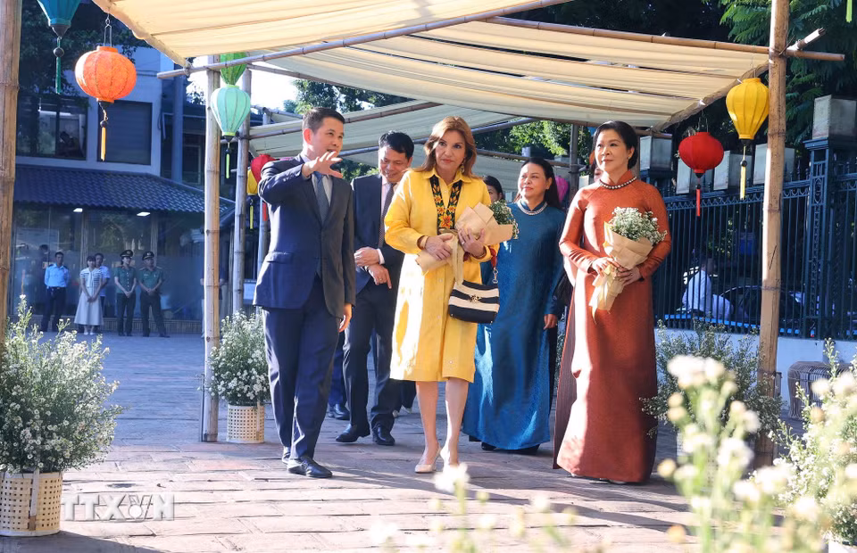 Phu nhân Tổng Bí thư, Chủ tịch nước Tô Lâm, bà Ngô Phương Ly, cùng Phu nhân Tổng thống Panama, bà Maricel Cohen de Mulino trải nghiệm văn hóa các dân tộc thiểu số Việt Nam tại Hồ Văn, thuộc quần thể Di tích Quốc gia đặc biệt Văn Miếu-Quốc Tử Giám. (Ảnh: Văn Điệp/TTXVN)