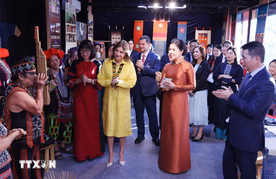Phu nhân Tổng Bí thư, Chủ tịch nước Tô Lâm, bà Ngô Phương Ly, cùng Phu nhân Tổng thống Panama, bà Maricel Cohen de Mulino trải nghiệm văn hóa các dân tộc thiểu số Việt Nam tại Hồ Văn, thuộc quần thể Di tích Quốc gia đặc biệt Văn Miếu-Quốc Tử Giám. (Ảnh: Văn Điệp/TTXVN)