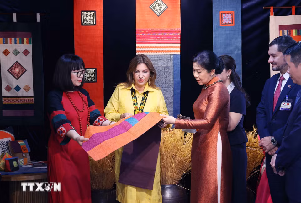 Phu nhân Tổng Bí thư, Chủ tịch nước Tô Lâm, bà Ngô Phương Ly, cùng Phu nhân Tổng thống Panama, bà Maricel Cohen de Mulino trải nghiệm văn hóa các dân tộc thiểu số Việt Nam tại Hồ Văn, thuộc quần thể Di tích Quốc gia đặc biệt Văn Miếu-Quốc Tử Giám. (Ảnh: Văn Điệp/TTXVN)