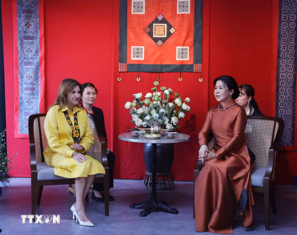 Phu nhân Tổng Bí thư, Chủ tịch nước Tô Lâm, bà Ngô Phương Ly, cùng Phu nhân Tổng thống Panama, bà Maricel Cohen de Mulino trải nghiệm văn hóa các dân tộc thiểu số Việt Nam tại Hồ Văn, thuộc quần thể Di tích Quốc gia đặc biệt Văn Miếu-Quốc Tử Giám. (Ảnh: Văn Điệp/TTXVN)
