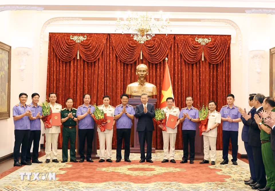 Tổng Bí thư, Chủ tịch nước Tô Lâm, các đại biểu và các đồng chí được bổ nhiệm chức danh Kiểm sát viên Viện Kiểm sát nhân dân tối cao. (Ảnh: Thống Nhất/TTXVN)