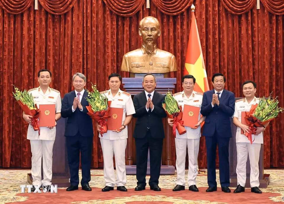 Các đồng chí lãnh đạo tặng hoa chúc mừng các đồng chí được bổ nhiệm chức danh Kiểm sát viên Viện Kiểm sát nhân dân tối cao. (Ảnh: Thống Nhất/TTXVN)