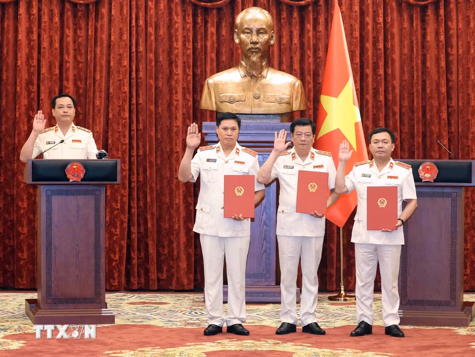 Các đồng chí được bổ nhiệm chức danh Kiểm sát viên Viện Kiểm sát nhân dân tối cao tuyên thệ. (Ảnh: Thống Nhất/TTXVN)