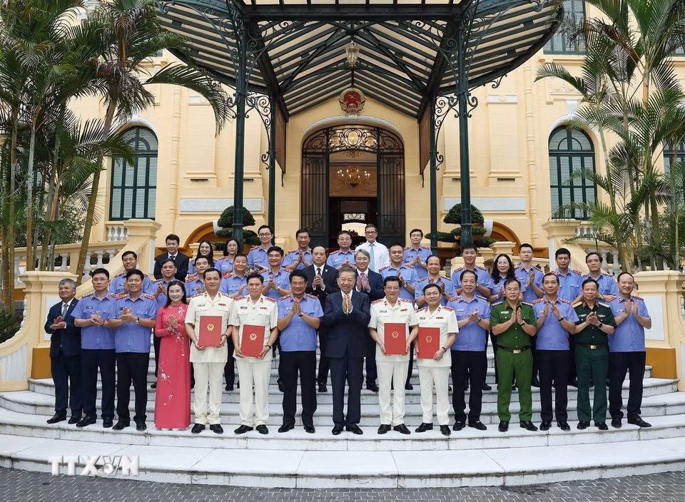 Tổng Bí thư, Chủ tịch nước Tô Lâm, các đại biểu và các đồng chí được bổ nhiệm chức danh Kiểm sát viên Viện Kiểm sát nhân dân tối cao. (Ảnh: Thống Nhất/TTXVN)