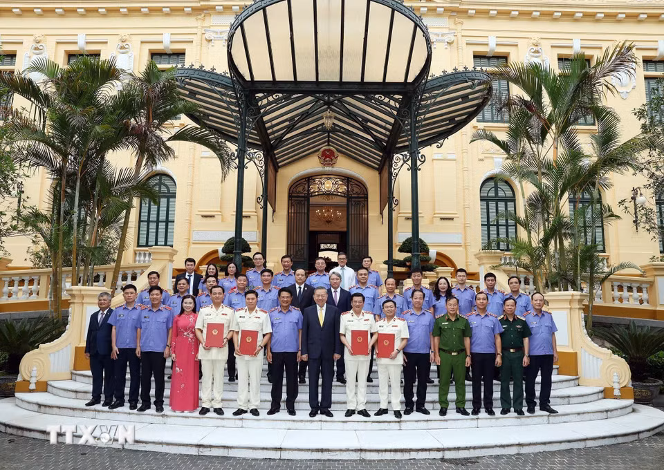 Tổng Bí thư, Chủ tịch nước Tô Lâm, các đại biểu và các đồng chí được bổ nhiệm chức danh Kiểm sát viên Viện Kiểm sát nhân dân tối cao. (Ảnh: Thống Nhất/TTXVN)