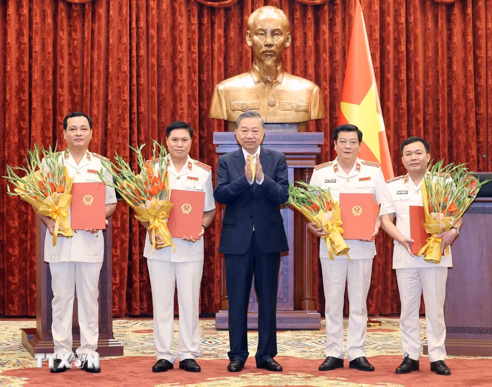 Tổng Bí thư, Chủ tịch nước Tô Lâm trao Quyết định bổ nhiệm chức danh Kiểm sát viên Viện Kiểm sát nhân dân tối cao. (Ảnh: Thống Nhất/TTXVN)