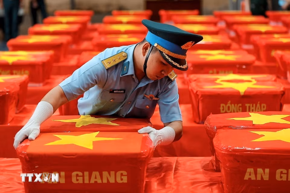 Cán bộ Quân chủng Phòng không Không quân sắp xếp các thùng chứa mẫu sinh phẩm hài cốt liệt sỹ tại khu vực tập kết, chuẩn bị bàn giao cho Viện Pháp y Quân đội phục vụ giám định ADN. (Ảnh: Phạm Tuấn Anh/TTXVN)