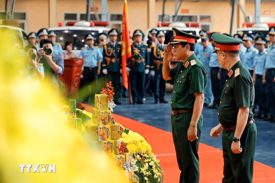 Đại biểu thực hiện nghi thức dâng hương, tưởng niệm các Anh hùng liệt sỹ tại lễ tiếp nhận, bàn giao mẫu sinh phẩm hài cốt liệt sỹ ở sân bay quân sự Gia Lâm, Hà Nội. (Ảnh: Phạm Tuấn Anh/TTXVN)