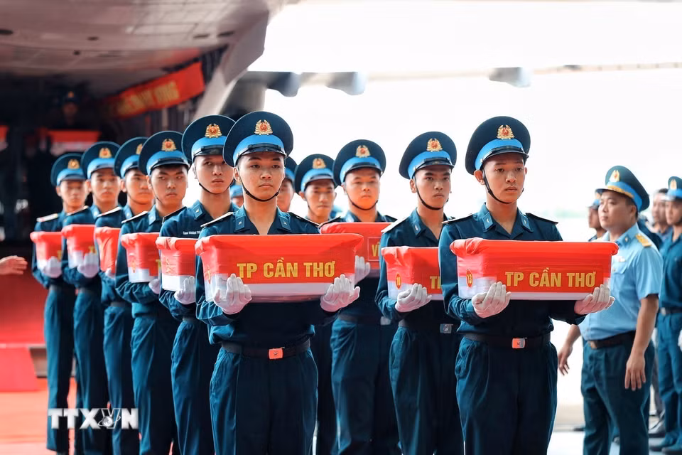 Các thùng chứa mẫu sinh phẩm hài cốt liệt sỹ được đưa ra khỏi máy bay để thực hiện quy trình tiếp nhận, bàn giao. (Ảnh: Phạm Tuấn Anh/TTXVN)