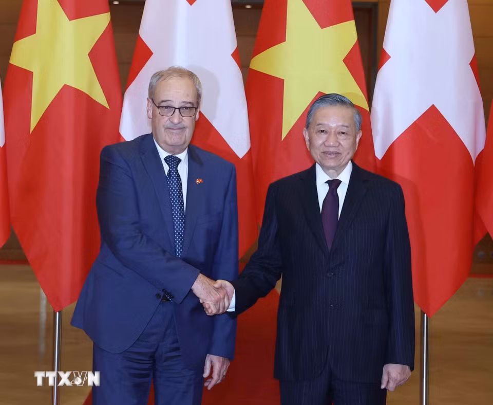 Tổng Bí thư, Chủ tịch nước Tô Lâm và Tổng thống Thụy Sĩ Guy Parmelin chụp ảnh chung. (Ảnh: Thống Nhất/TTXVN)