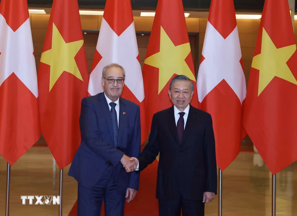 Tổng Bí thư, Chủ tịch nước Tô Lâm và Tổng thống Thụy Sĩ Guy Parmelin chụp ảnh chung. (Ảnh: Thống Nhất/TTXVN)