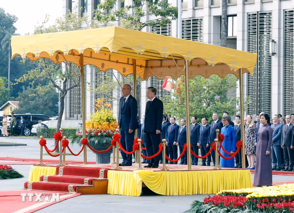 Tổng Bí thư, Chủ tịch nước Tô Lâm và Tổng thống Thụy Sĩ Guy Parmelin trên bục danh dự, thực hiện nghi thức chào cờ. (Ảnh: Thống Nhất/TTXVN)
