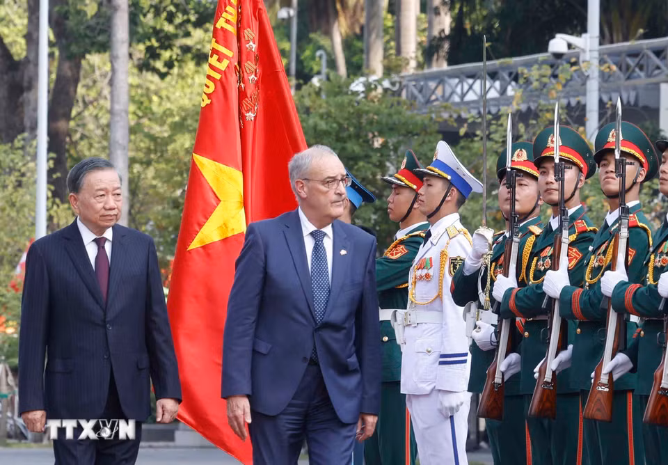 Tổng Bí thư, Chủ tịch nước Tô Lâm và Tổng thống Thụy Sĩ Guy Parmelin duyệt Đội danh dự Quân đội nhân dân Việt Nam. (Ảnh: Thống Nhất/TTXVN)