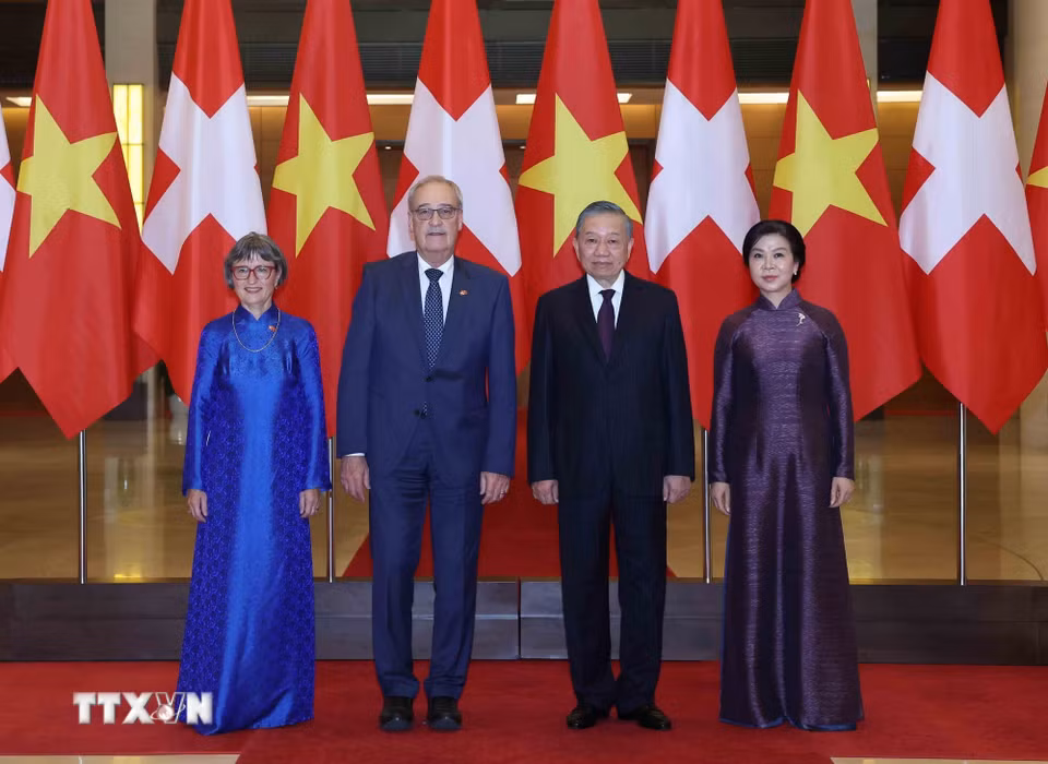 Tổng Bí thư, Chủ tịch nước Tô Lâm và Phu nhân Ngô Phương Ly cùng Tổng thống Thụy Sĩ Guy Parmelin và Phu nhân Caroline Parmelin chụp ảnh chung. (Ảnh: Thống Nhất/TTXVN)