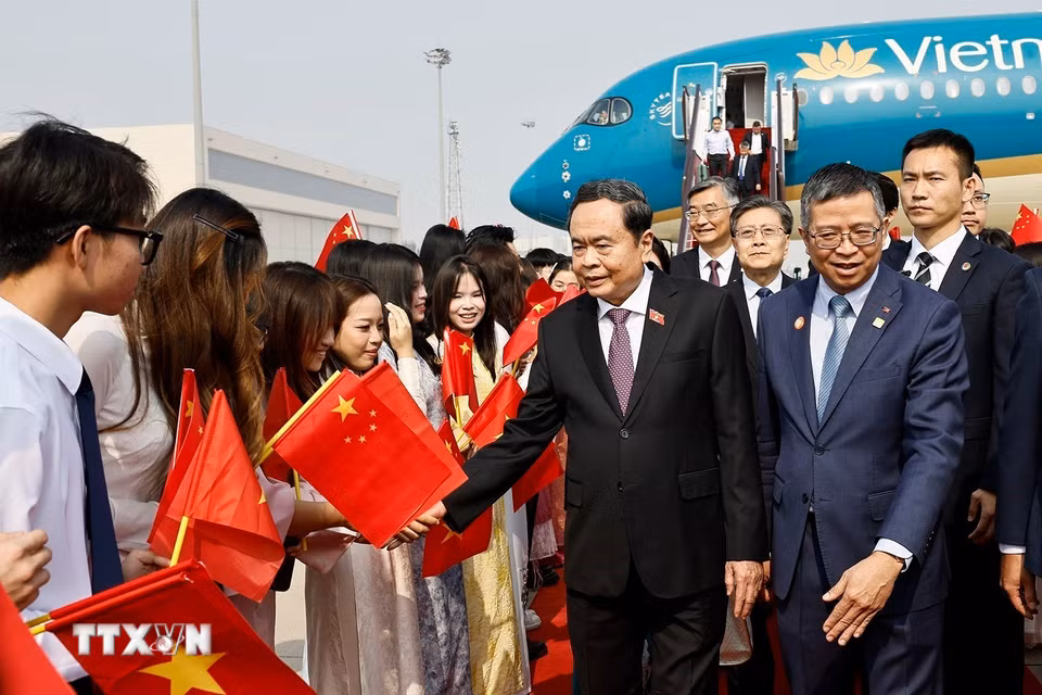 Chủ tịch Quốc hội Trần Thanh Mẫn đến Thủ đô Bắc Kinh, bắt đầu thăm chính thức Trung Quốc. (Ảnh: Doãn Tấn/TTXVN)