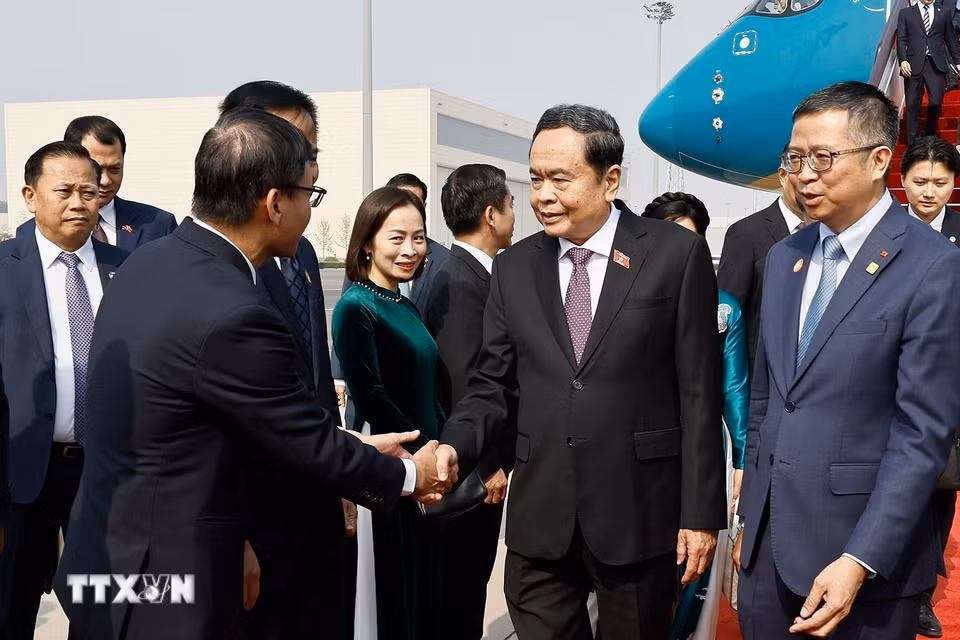 Chủ tịch Quốc hội Trần Thanh Mẫn đến Thủ đô Bắc Kinh, bắt đầu thăm chính thức Trung Quốc. (Ảnh: Doãn Tấn/TTXVN)