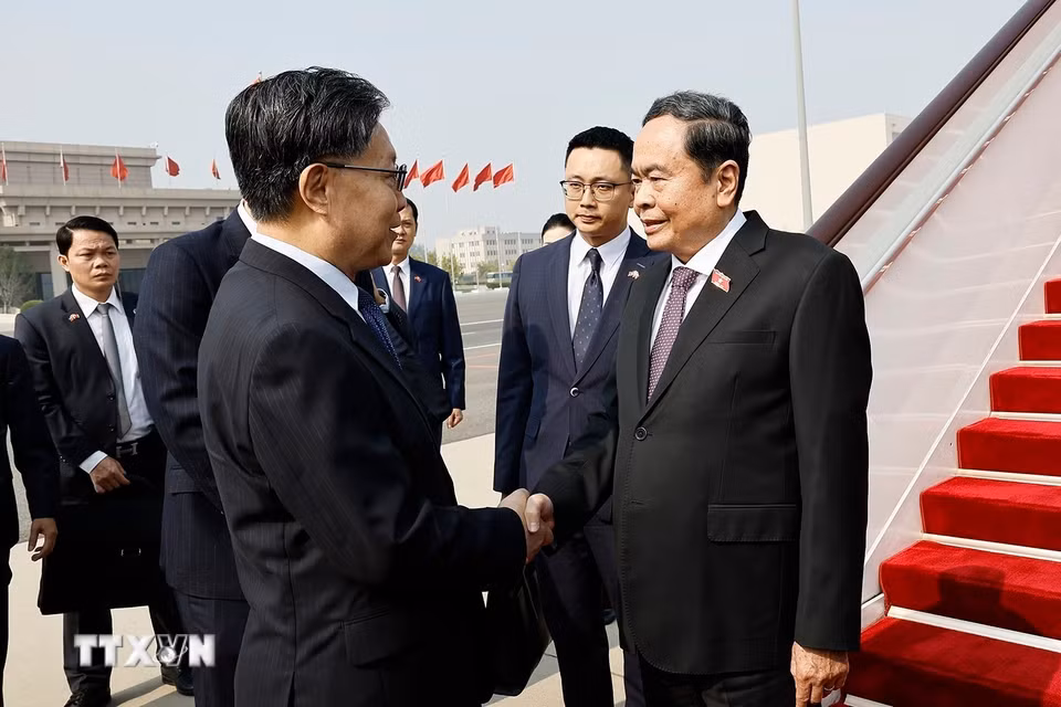 Ủy viên Trung ương Đảng, Phó Ủy viên trưởng Ủy ban Thường vụ Nhân đại Trung Quốc Vương Đông Minh đón Chủ tịch Quốc hội Trần Thanh Mẫn tại Sân bay quốc tế Bắc Kinh. (Ảnh: Doãn Tấn/TTXVN)