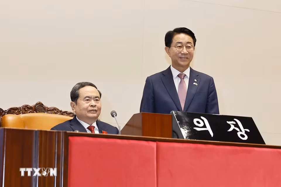 Chủ tịch Quốc hội Trần Thanh Mẫn cùng Chủ tịch Quốc hội Hàn Quốc Cho Jeong Sik tham quan phòng họp của Quốc hội Hàn Quốc. (Ảnh: Doãn Tấn/TTXVN)