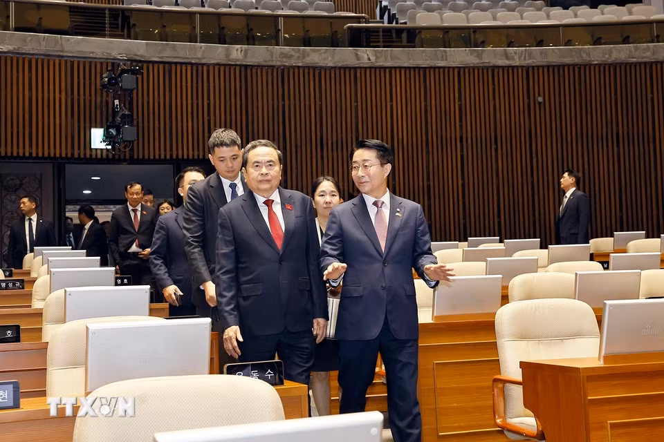 Chủ tịch Quốc hội Trần Thanh Mẫn cùng Chủ tịch Quốc hội Hàn Quốc Cho Jeong Sik tham quan phòng họp của Quốc hội Hàn Quốc. (Ảnh: Doãn Tấn/TTXVN)