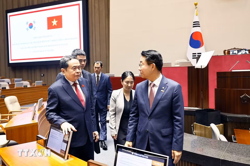Chủ tịch Quốc hội Trần Thanh Mẫn cùng Chủ tịch Quốc hội Hàn Quốc Cho Jeong Sik tham quan phòng họp của Quốc hội Hàn Quốc. (Ảnh: Doãn Tấn/TTXVN)
