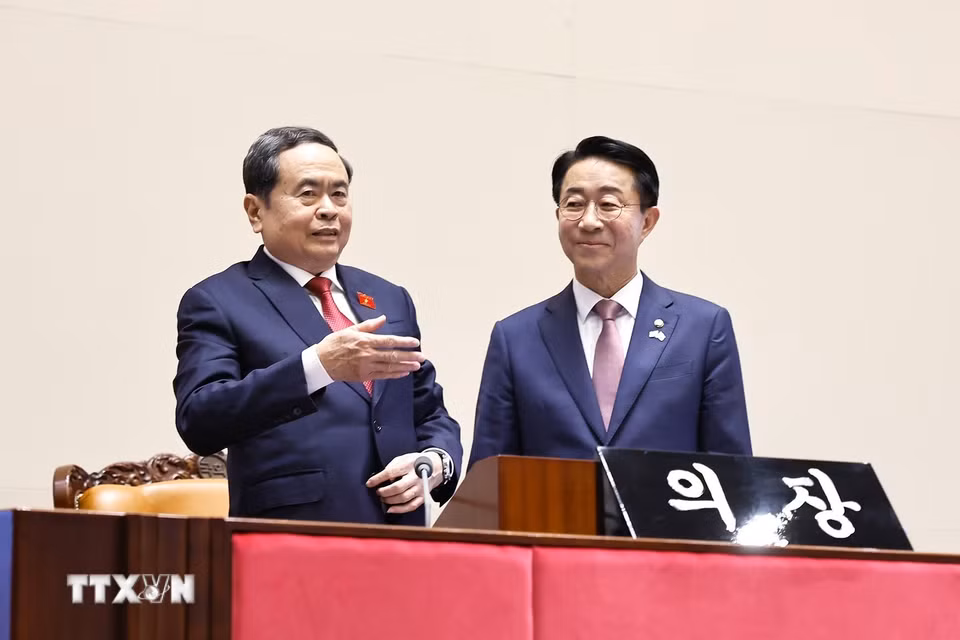 Chủ tịch Quốc hội Trần Thanh Mẫn cùng Chủ tịch Quốc hội Hàn Quốc Cho Jeong Sik tham quan phòng họp của Quốc hội Hàn Quốc. (Ảnh: Doãn Tấn/TTXVN)