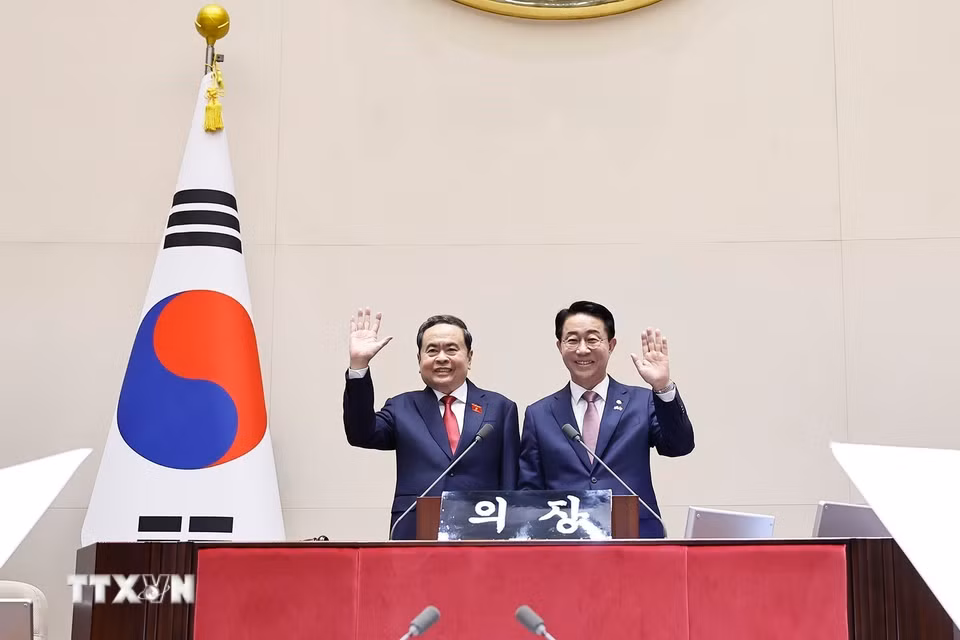 Chủ tịch Quốc hội Trần Thanh Mẫn cùng Chủ tịch Quốc hội Hàn Quốc Cho Jeong Sik tham quan phòng họp của Quốc hội Hàn Quốc. (Ảnh: Doãn Tấn/TTXVN)
