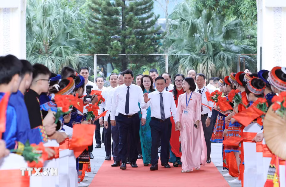 Thường trực Ban Bí thư Trần Cẩm Tú dự Lễ khai giảng năm học mới 2026-2027 tại Trường Phổ thông Dân tộc nội trú tỉnh Bắc Ninh. (Ảnh: Phương Hoa/TTXVN)