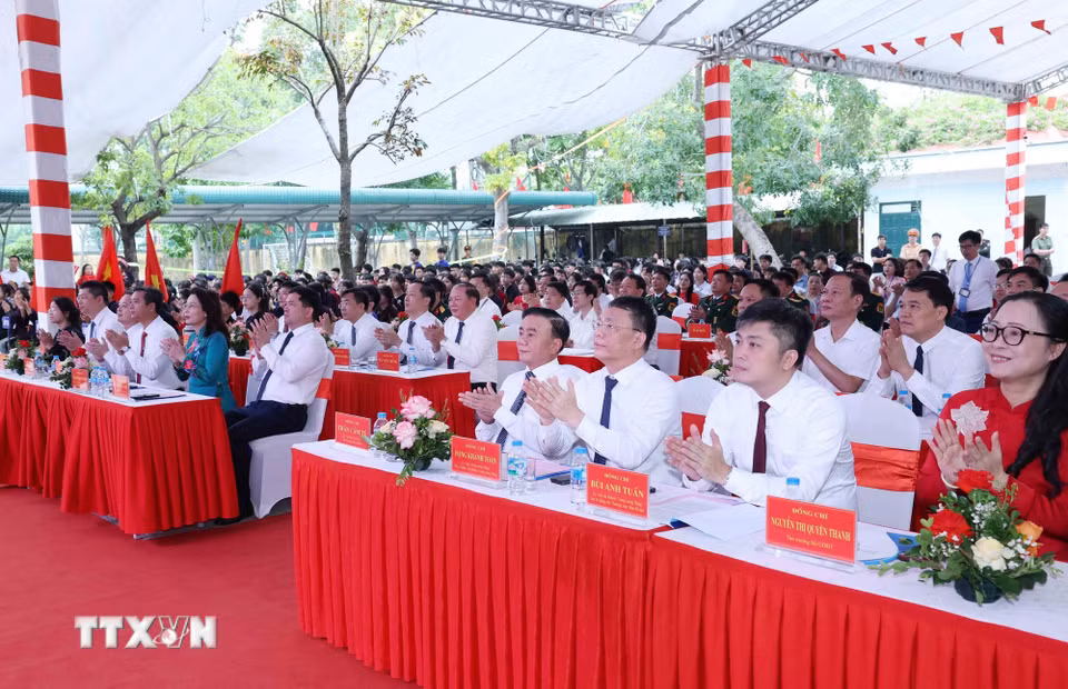 Thường trực Ban Bí thư Trần Cẩm Tú dự Lễ khai giảng năm học mới 2026-2027 tại Trường Phổ thông Dân tộc nội trú tỉnh Bắc Ninh. (Ảnh: Phương Hoa/TTXVN)