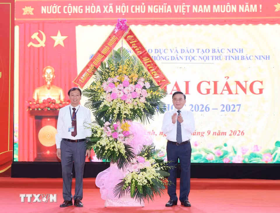 Thường trực Ban Bí thư Trần Cẩm Tú dự Lễ khai giảng năm học mới 2026-2027 tại Trường Phổ thông Dân tộc nội trú tỉnh Bắc Ninh. (Ảnh: Phương Hoa/TTXVN)