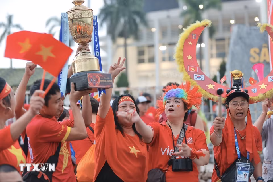 Người hâm mộ đến sân cổ vũ cho đội tuyển Việt Nam. (Ảnh: Minh Quyết/TTXVN)