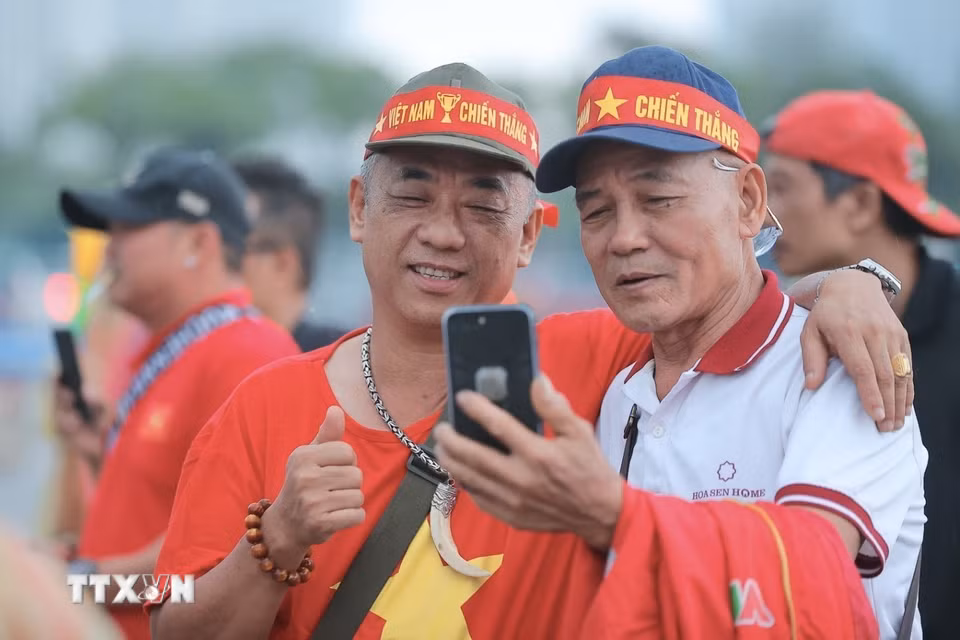 Người hâm mộ đến sân cổ vũ cho đội tuyển Việt Nam. (Ảnh: Minh Quyết/TTXVN)
