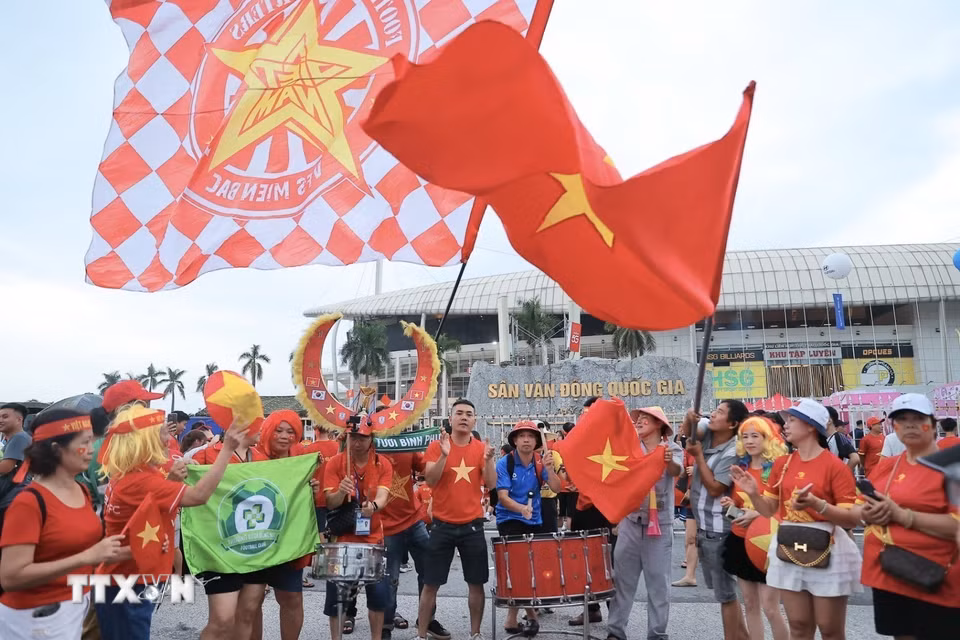 Người hâm mộ đến sân cổ vũ cho đội tuyển Việt Nam. (Ảnh: Minh Quyết/TTXVN)