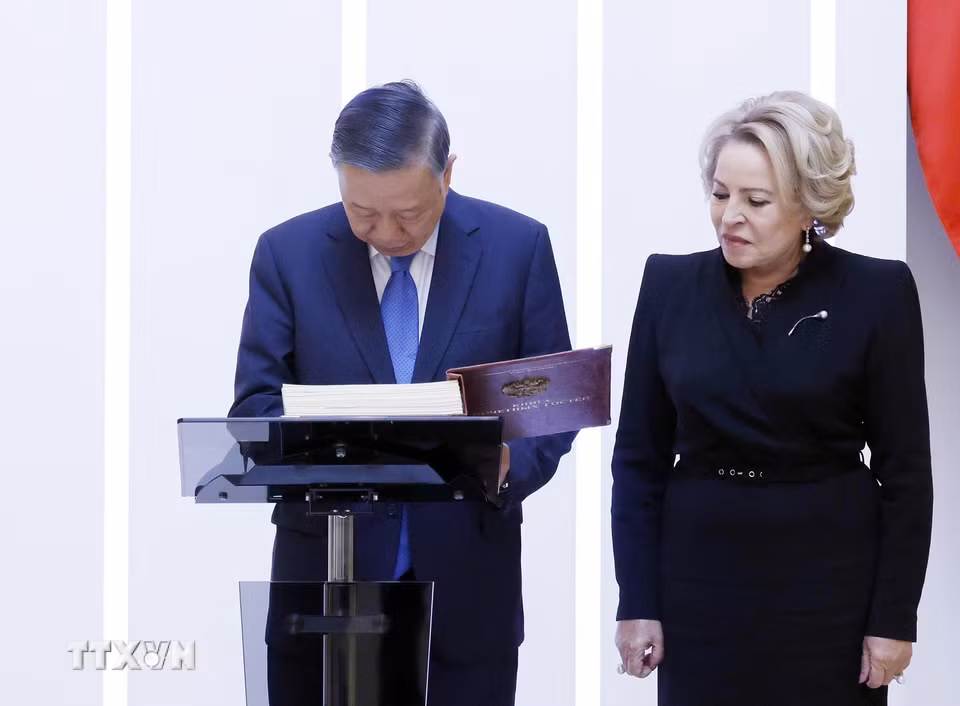 Tổng Bí thư, Chủ tịch nước Tô Lâm ký lưu bút. (Ảnh: Thống Nhất/TTXVN)