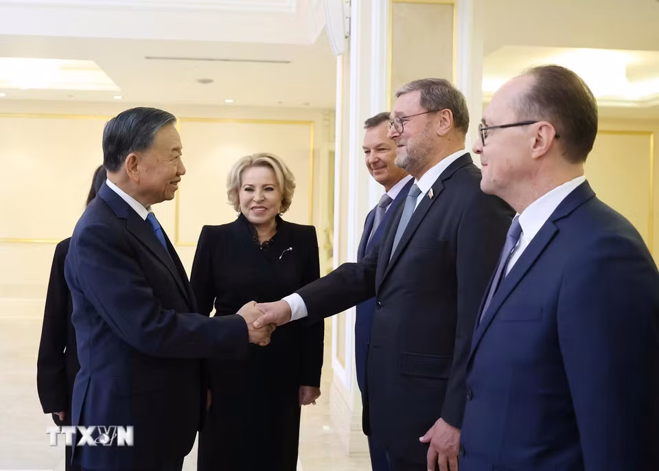 Tổng Bí thư, Chủ tịch nước Tô Lâm với thành viên đoàn Nga. (Ảnh: Thống Nhất/TTXVN)