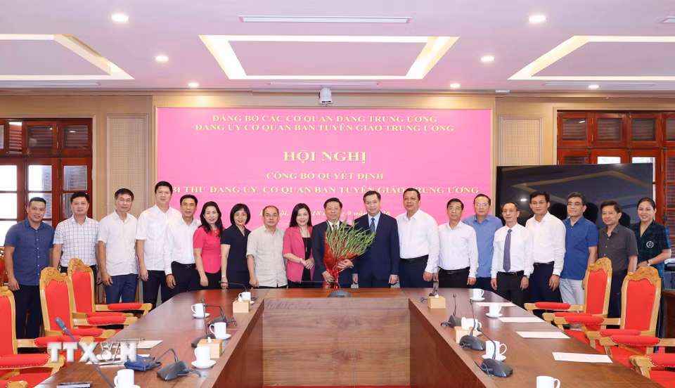 Đồng chí Trần Thanh Lâm và các đại biểu dự hội nghị chụp ảnh chung. (Ảnh: Phương Hoa/TTXVN)