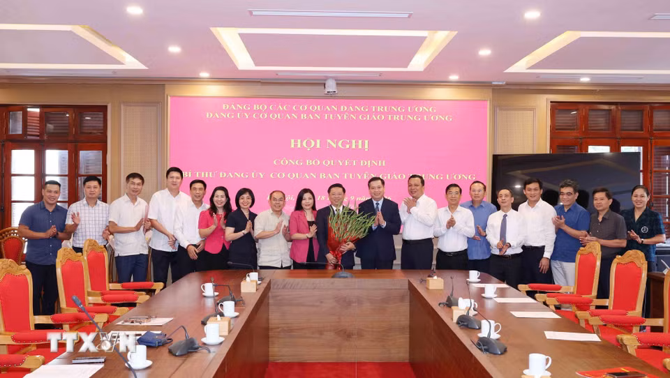Đồng chí Trần Thanh Lâm và các đại biểu dự hội nghị chụp ảnh chung. (Ảnh: Phương Hoa/TTXVN)