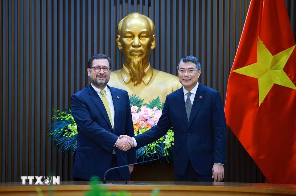 Thủ tướng Lê Minh Hưng tiếp Bộ trưởng Ngoại giao Cộng hòa Chile Francisco Pérez Mackenna. (Ảnh: Dương Giang/TTXVN)