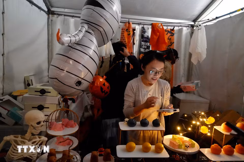 Một gian hàng bán bánh theo phong cách Halloween. (Ảnh: Lê Đạt/TTXVN)